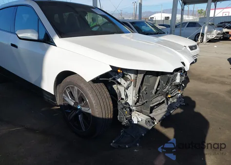 2023 BMW Ix xDrive50 z USA, uszkodzony, nr VIN WB523CF01PCM48437